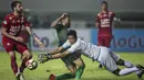 Striker PS TNI, Elio Martins, berusaha membobol gawang Arema FC yang dijaga Kurnia Meiga pada laga Liga 1 di Stadion Pakansari, Bogor, Senin (3/7/2017). Kedua klub bermain imbang 0-0. (Bola.com/Vitalis Yogi Trisna)