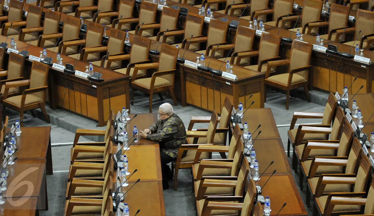 Suasana Sidang Paripurna DPR ke-12 masa persidangan I tahun 2015-2016, Senayan, Jakarta, Selasa (8/11/2015). Sidang ditunda hingga Selasa (15/12) mendatang karena hanya dihadiri oleh 144 dari 557 orang anggota. (Liputan6.com/Johan Tallo)