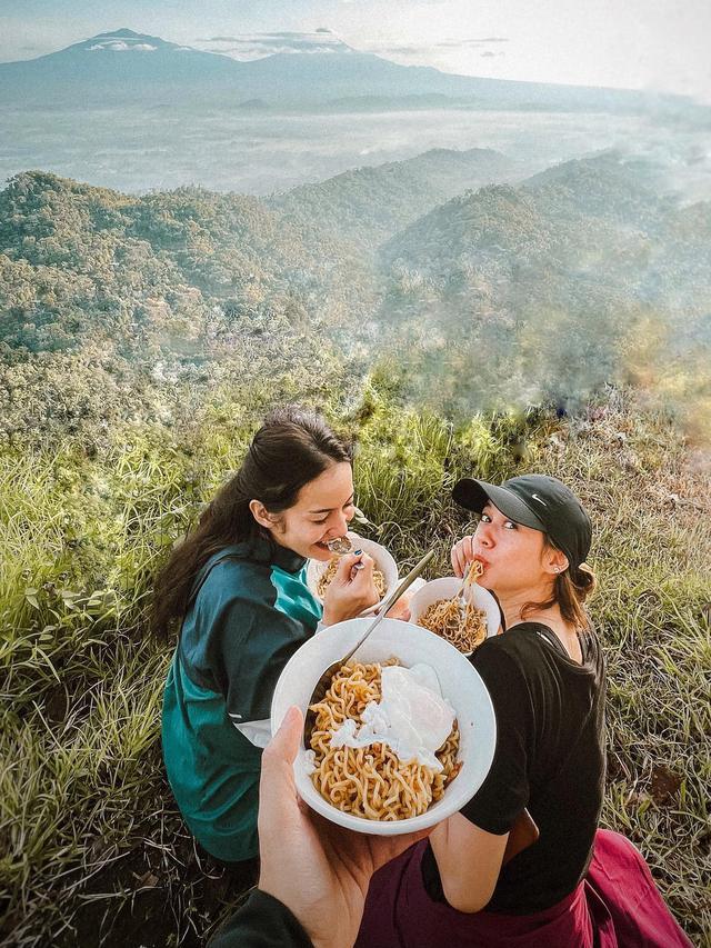 Liburan Bareng Vidi dan Yuki Kato, Ini 7 Potret Enzy Storia di Borobudur