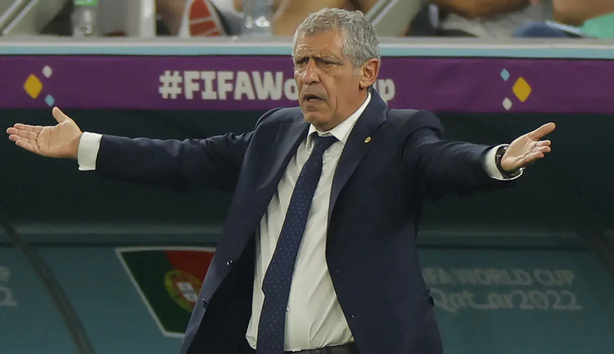 Fernando Santos. Pelatih asli Portugal berusia 68 tahun ini menjadi pelatih dengan masa bakti terlama menangani Timnas Portugal yaitu selama 8 tahun sejak 24 September 2014 hingga 15 Desember 2022. Ia dipecat setelah Seleccao tersingkir di babak perempatfinal menyusul kekalahan 0-1 dari Maroko. Ia total memimpin Portugal dalam 109 laga dengan torehan 67 kali menang, 23 kali imbang dan 19 kali kalah. Dua gelar bergengsi sukses diraihnya yaitu juara Euro 2016 dan juara UEFA Nations League 2018/2019. (AFP/Odd Andersen)