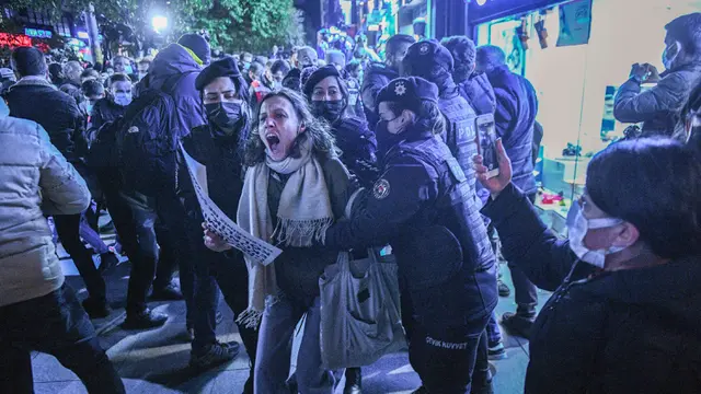 FOTO: Warga Turki Protes Krisis Ekonomi dan Biaya Hidup Tinggi
