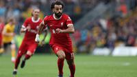 Bintang Liverpool, Mohamed Salah, tampil gemilang saat membantu timnya menang 3-1 atas Wolverhampton Wanderers pada laga pekan kelima Premier League 2023/2024 yang berlangsung di Molineux Stadium, Sabtu (16/9/2023) malam WIB. (AFP/Adrian Dennis)