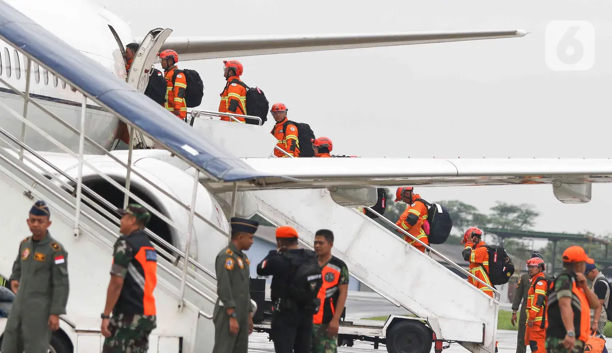 Petugas SAR gabungan memasuki pesawat boeing 747 TNI AU untuk mengikuti misi kemanusian ke Turki di Lanud Halim Perdanakusuma, Jakarta, Sabtu (11/2/2023). Pemerintah Indonesia mengirimkan bantuan logistik sebanyak lima ton dan personel gabungan SAR sebanyak 65 personel untuk membantu proses operasi SAR korban gempa di Turki. (Liputan6.com/Herman Zakharia)