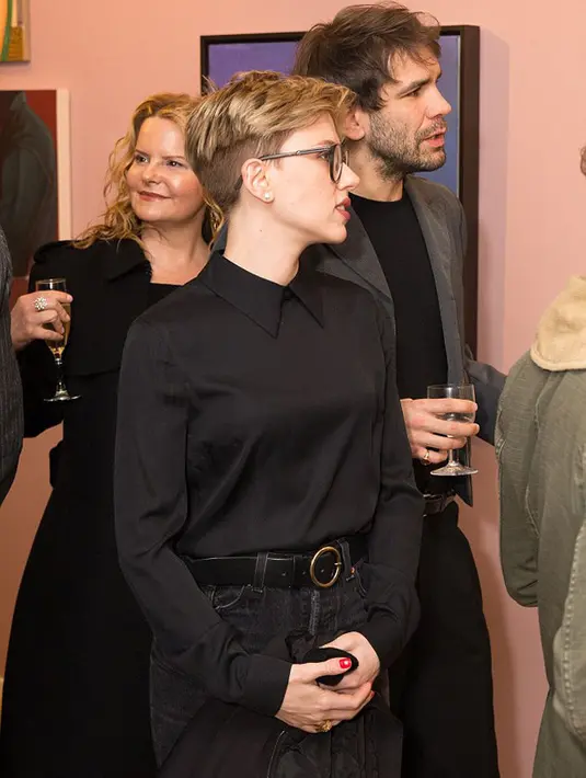 Sudah terlihat tampil bersama di depan umum, namun pertanyaan terus bergulir terkait cincin pernikahan yang tak tampak di jari Scarlett. Hal ini juga yang sebelumnya menyebabkan rumor cerai itu beredar. (doc.dailymail.com)