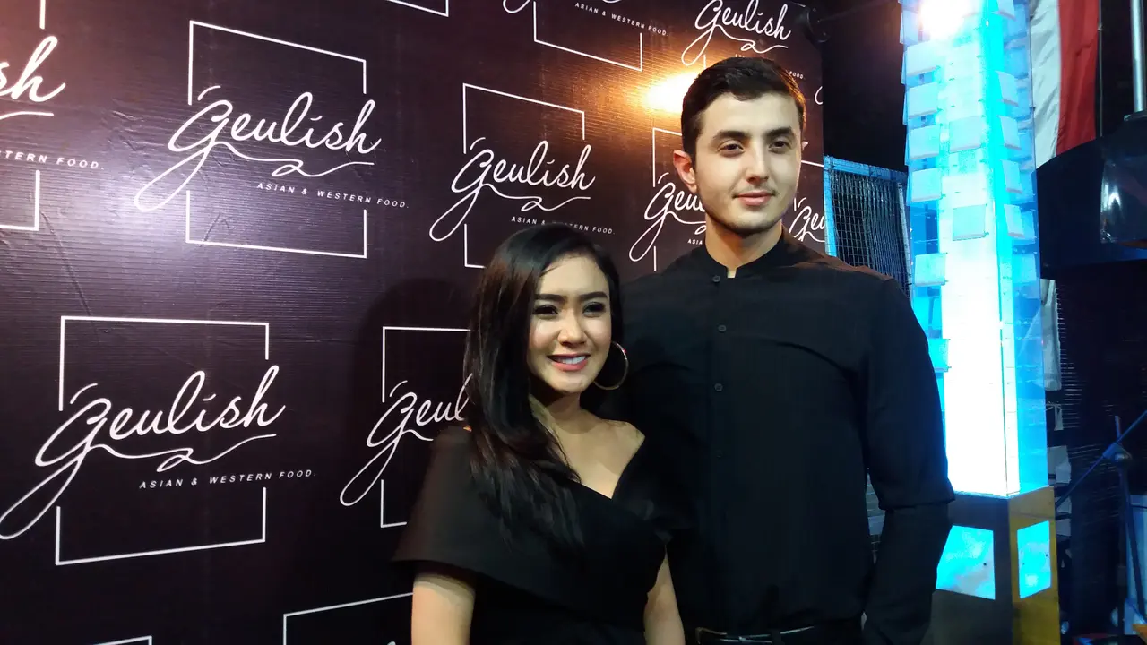 Cita Citata tak merasa sungkan mengenalkan pria yang diketahui berkebangsaan Iran.
