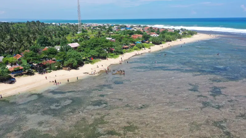 Menyimpan keindahan alam yang mempesona, kawasan wisata pantai selatan Garut, Jawa Barat, memiliki ‘sumur palawah’ yang cukup mematikan bagi pengunjung. (Liputan6.com/Jayadi Supriadin)