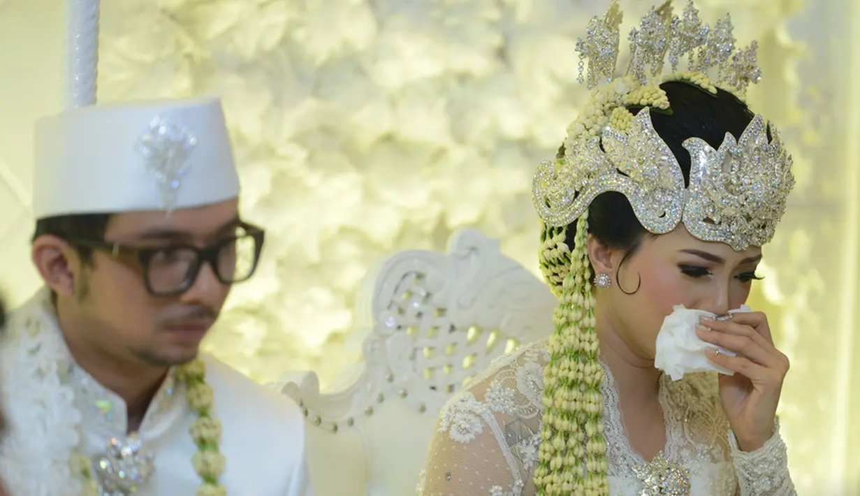 Penampilannya kali ini pun mebuat sang suaminya jadi pangling. Menurut sang suami, Poppy terlihat sangat cantik saat berdandan ala wanita sunda. (Bayu Herdianto/KapanLagi.com)