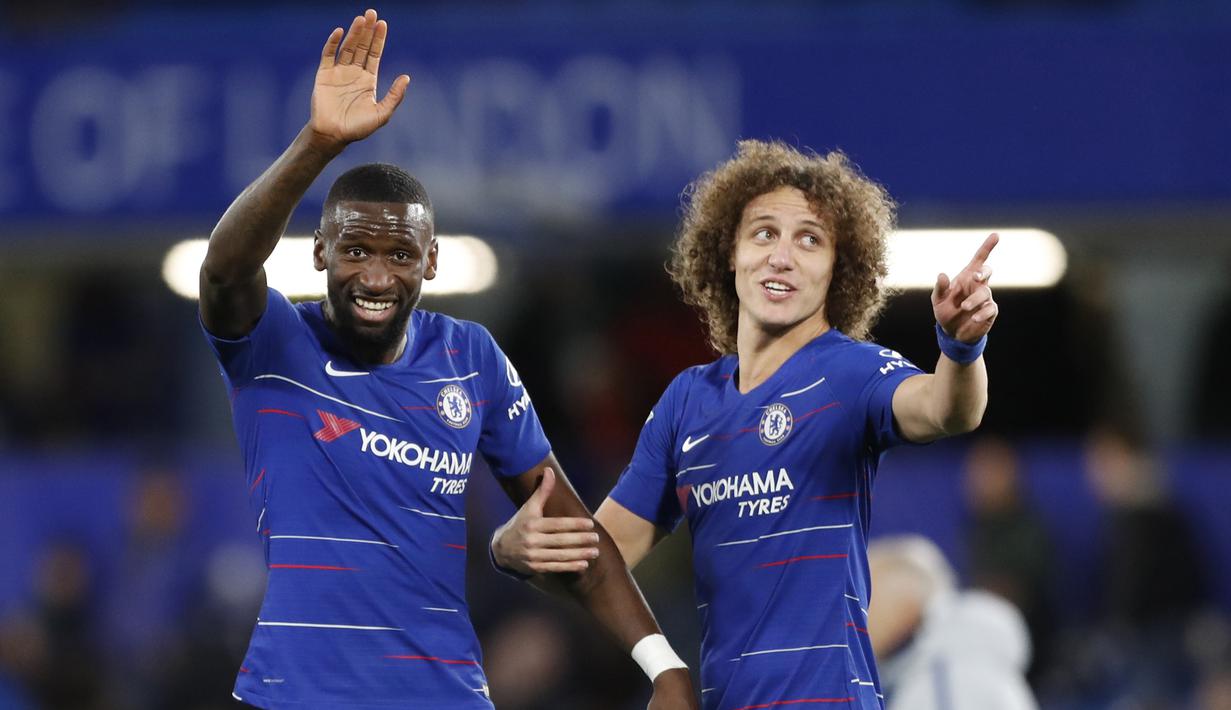 Pemain Chelsea, Antonio Rudiger dan David Luiz merayakan kemenagan atas  Bournemouth pada laga Piala Liga Inggris di Stadion Stamford Bridge, Kamis (20/12). Chelsea menang 1-0 atas Bournemouth. (AP/Alastair Grant)