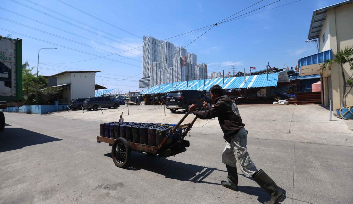 Pedagang mendorong gerobak berisi jeriken air bersih untuk segera didistribusikan kepada pelanggan di Kawasan Muara Angke, Jakarta, Kamis (28/5/2026). (Kapanlagi.com/Budy Santoso)