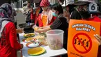 Sejumlah aktivis Koalisi Sipil Untuk Undang-Undang Perlindungan Pekerja Rumah Tangga (PRT) melakukan aksi memasak sarapan di depan Gedung DPR, Jakarta, Rabu (21/6/2023). (Liputan6.com/Faizal Fanani)