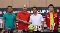Andritany Ardhiyasa menemani Alfred Riedl dalam jumpa pers jelang semifinal Piala AFF 2016 (Helmi Fithriansyah/Liputan6.com)
