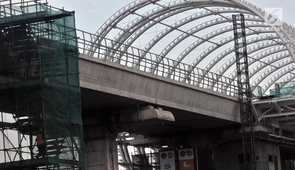 Suasana proyek pembangunan Light Rail Transit (LRT) Jabodebek di kawasan Cibubur, Jakarta, Senin (18/2). Tarif flat untuk moda transportasi massal ini ditetapkan juga setelah mempertimbangkan kemampuan daya beli masyarakat. (Merdeka.com/Iqbal S. Nugroho)