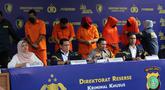 Para tersangka diperlihatkan pada rilis pengungkapan kasus praktik aborsi illegal di Mapolda Metro Jaya, Jakarta, Rabu (17/12/2025). Direktorat Reserse Kriminal Khusus Polda Metro Jaya membongkar kasus praktik aborsi ilegal yang telah beroperasi selama dua tahun, di Jakarta Timur. (merdeka.com/magang/Rendi Saputra)