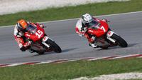Dua pembalap binaan PT Astra Honda Motor: Reykat Fadillah (kiri) dan Veda Ega Pratama saat mengikuti Asia Talent Cup. (Dokumentasi PT AHM)