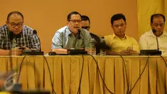 Kordinator Forum Silaturahmi DPD Golkar Iskandar Alamsyah saat konferensi pers di Jakarta, Minggu (8/11). Forum Silaturahmi DPD Golkar mendesak pelaksanaan Rapimnas Partai Golkar untuk penentuan pelaksanaan Munas Partai Golkar (Liputan6.com/Faizal Fanani)