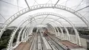 Suasana proyek pembangunan Light Rail Transit (LRT) Jabodebek di Stasiun LRT TMII, Jakarta, Senin (14/1). Progres pembangunan Stasiun LRT TMII ditargetkan selesai pada akhir April 2019. (Liputan6.com/Faizal Fanani)