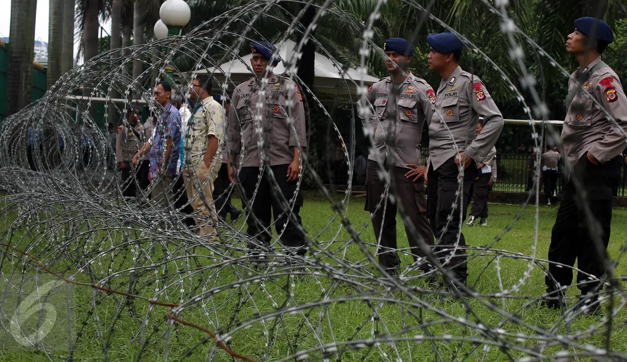  Aparat kepolisian berjaga saat berlangsungnya Aksi 212 - Jilid 2 di Kompleks Parlemen, Senayan, Jakarta, Senin (20/2). Kurang lebih 10 ribu Pasukan Prajurit Gabungan TNI-Polri di terjunkan saat Aksi tersebut. (Liputan6.com/Johan Tallo)