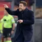 Pelatih AS Roma, Eusebio Di Francesco menginstruksikan pemainnya saat bertanding melawan Inter Milan pada lanjutan Liga Italia di stadion Olimpiade Roma (3/11). Roma bermain imbang 2-2 atas Inter. (AP Photo/Andrew Medichini)