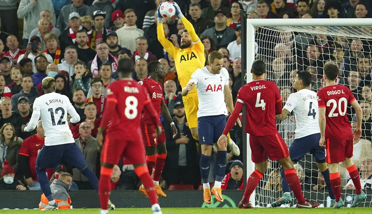 <p>Penjaga gawang Tottenham Hotspur Hugo Lloris (atas) menangkap bola saat melawan Liverpool pada pertandingan sepak bola Liga Inggris di Stadion Anfield, Liverpool, Inggris, 7 Mei 2022. Pertandingan berakhir imbang 1-1. (AP Photo/Jon Super)</p>