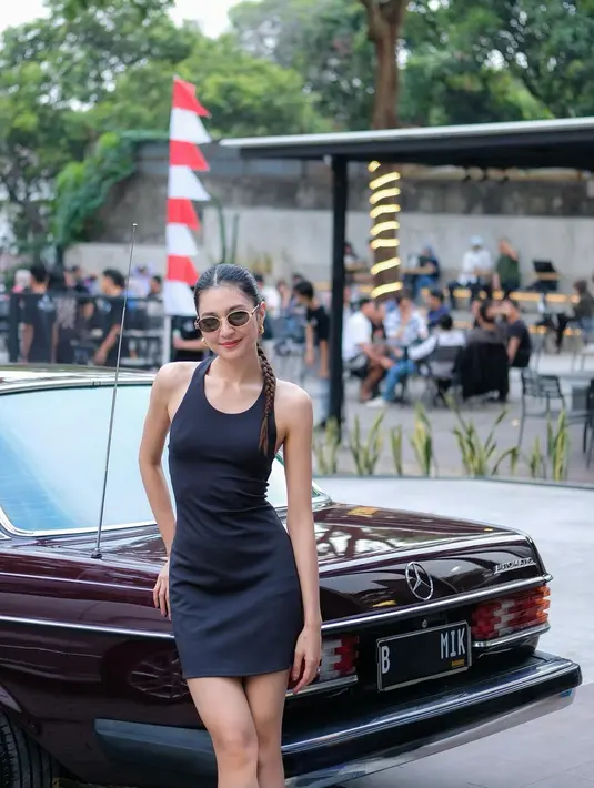 Pada momen ultah sang ayah, Mikha tampil stunning. Bintang sinetron 'Kepompong' itu mengenakan dress hitam dengan kacamata warna senada. Artis 28 tahun itu juga memilih untuk mengepang rambutnya. Aura kebahagiaan secara alami terpancar dari raut wajahnya. (Liputan6.com/IG/@miktambayong)