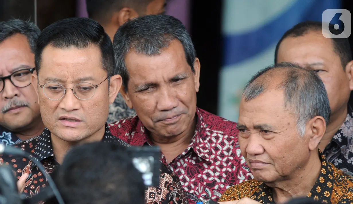 Menteri Sosial Juliari Peter Batubara (kiri) didampingi Pimpinan KPK Agus Rahardjo (kanan) memberi keterangan usai menggelar pertemuan tertutup di Gedung KPK, Jakarta, Senin (04/11/2019). Pertemuan membahas sinkronisasi data warga miskin agar bantuan kesehatan tepat sasaran. (merdeka.com/DwiNarwoko)