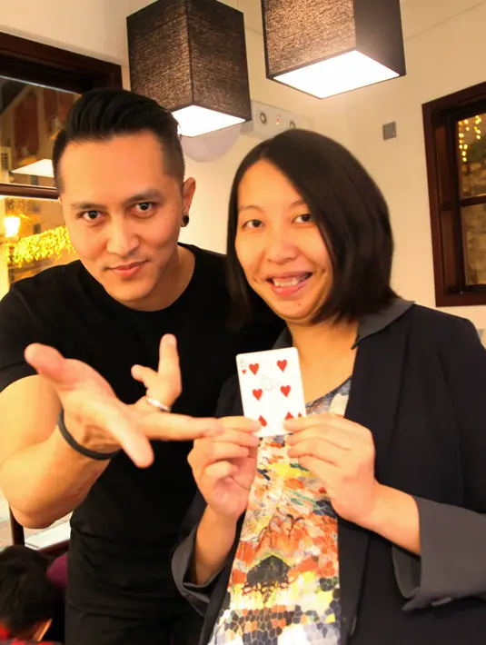 Setelah bermain sulap dengan rekan dari MGTO, Demian Aditya tak lupa untuk mengabadikan momen berharga tersebut. (Aldivano/Bintang.com)