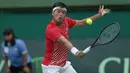 Petenis Indonesia, David A. Santoso, berusaha mengembalikan bola saat melawan petenis Selandia Baru, Rhett Purcell, pada laga Piala Davis 2019 Grup II Zona Asia/Oceania di Stadion Tenis GBK, Jakarta, Sabtu (14/9). David kalah  6-3, 4-6, 0-6 dari Rhett. (Bola.com/Peksi Cahyo)