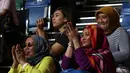Yolla Yuliana dan keluarganya  lega setelah tim basket putra Indonesia menang atas Singapura. (Bola.com/Arief Bagus)