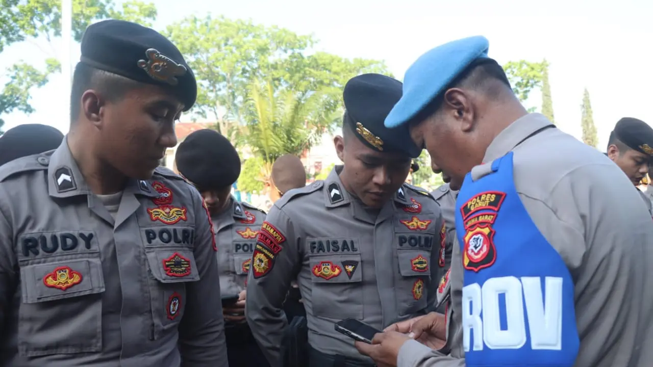 Puluhan HP milik anggota Samapta Polres Garut, Jawa Barat diperiksa bagian Propam Polres Garut, mereka ingin memastikan seluruh HP milik anggota, bebas dari aplikasi judi online (Judol). (Liputan6.com/Jayadi Supriadin)