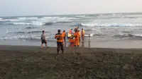 Mandi di Laut, 4 Siswi Digulung Ombak di Pantai Menganti Cilacap