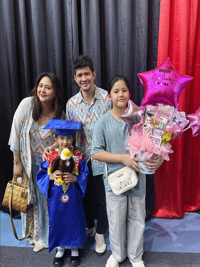 11 Potret Artis Dampingi Anak di Kelulusan Sekolah Tahun 2024, Penuh Rasa Bangga