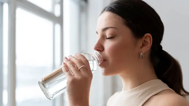 Pentingnya untuk Selalu Minum Air Putih agar Kulit Terhidrasi