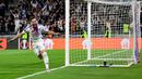 Pemain Lyon, Rayan Cherki merayakan gol penyeimbang 2-2 ke gawang Manchester United dalam laga leg 1 perempat final Liga Europa 2024/2025 di Parc Olympique Lyonnais Groupama stadium, Decines-Charpieu, Prancis. (AFP/Olivier Chassignole)