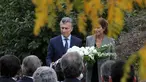 Presiden Argentina, Mauricio Macri didampingi Ibu Negara, Juliana Awada mengunjungi lokasi serangan truk pikap di New York, Amerika Serikat, Selasa (7/11). Lima dari delapan korban meninggal adalah warga Argentina. (AP PHOTO)