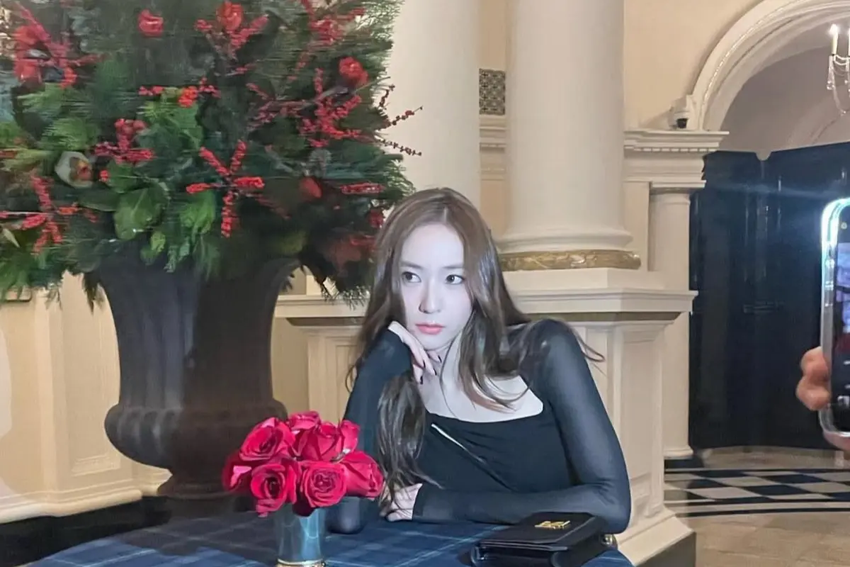 OOTD dinner date ala Krystal Jung yang bisa menjadi referensi untuk tampil memukau di momen spesial (Instagram/@vousmevoyez)