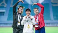 Atlet lari gawang Indonesia, Dina Aulia (tengah), meraih medali emas pada nomor 100 meter putri SEA Games 2025 di Supachalasai Stadium, Bangkok, Jumat (12/12/2025). Medali perak juga menjadi milik atlet Indonesia, Emialia Nova (kiri). (NOC Indonesia)