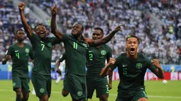 Para pemain Nigeria merayakan gol yang dicetak Victor Moses ke gawang Argentina pada laga grup D Piala Dunia di Stadion St Petersburg, St Petersburg, Selasa (26/6/2018)/ Argentina menang 2-1 atas Nigeria. (AP/Ricardo Mazalan)