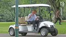 Presiden AS ke-44, Barack Obama ditemani Presiden Jokowi melambaikan tangan saat menaiki mobil golf di Istana Bogor, Jumat (30/6). Jokowi mengendarai golf car untuk mengajak Obama berkeliling Istana dan Kebun Raya Bogor.  (Liputan6.com/Angga Yuniar)