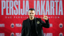 Pelatih baru Persija Jakarta, Carlos Pena berpose saat konferensi pers yang berlangsung di Nirwana Park, Bojongsari, Sawangan, Sabtu (29/06/2024). (Bola.com/Bagaskara Lazuardi)