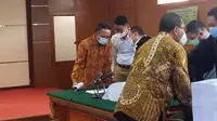 Dua terdakwa kasus korupsi PT Dirgantara Indonesia (PTDI), Budi Santoso dan Irzal Rinaldi Zailani di sidang pembacaan tuntutan di Pengadilan Negeri Bandung Jalan LLRE Martadinata, Kota Bandung, Senin (15/3/2021). (Liputan6.com/Dikdik Ripaldi)