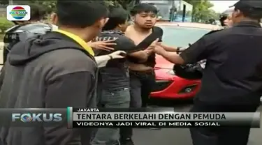 Gara-gara buang sampah sembarangan dari mobilnya, seorang pemuda terlibat perkelahian dengan pemotor yang ternyata prajurit TNI AL.