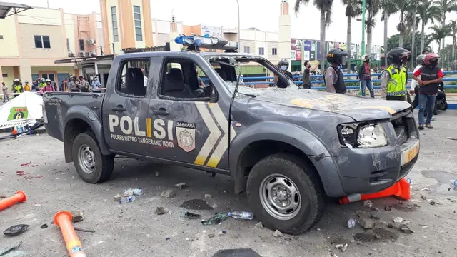 Satu mobil polisi yang sering digunakan untuk patroli, dirusak massa di Jalan Daan Mogot, Batu Ceper, Tangerang, Kamis (8/10/2020)