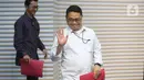 Uang ini diduga merupakan hasil pemerasan atau suap terkait proses pengisian perangkat desa (perades) dan jual beli jabatan di tingkat desa. Tampak dalam foto, Plt Deputi Penindakan dan Eksekusi Komisi Pemberantasan Korupsi (KPK), Asep Guntur Rahayu (kanan) sesaat sebelum membacakan rilis penetapan tersangka sekaligus penahanan Bupati Pati Sudewo di Gedung Merah Putih Komisi Pemberantasan Korupsi (KPK), Jakarta, Selasa (20/1/2026). (Liputan6.com/Helmi Fithriansyah)