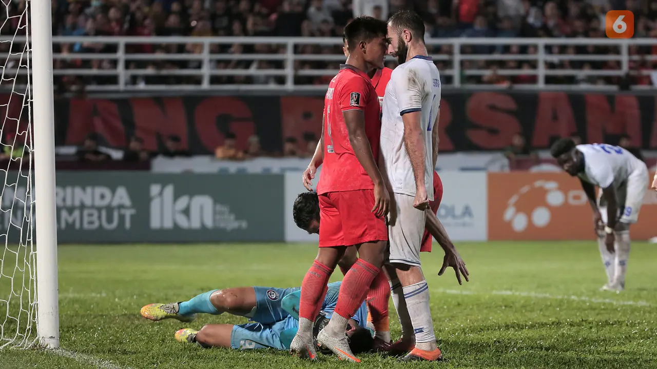 Foto: Laga Keras dan Momen Perselisihan antar Pemain saat Borneo FC Melawan Arema FC di Leg Kedua Final Piala Presiden 2022