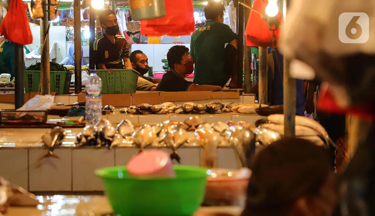 Aktivitas jual beli ikan di Pasar Senen, Jakarta, Jumat (8/1/2021). Harga jual ikan laut saat ini mengalami lonjakan yang diakibatkan kurangnya pasokan ikan dari nelayan ke pedagang di pasar tradisional. (merdeka.com/Imam Buhori)