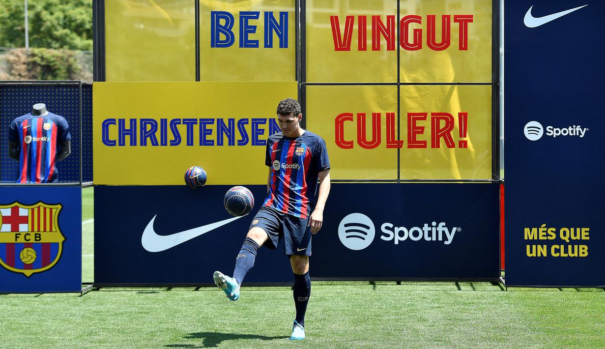 Christensen pun yakin tidak akan mengalami kesulitan beradaptasi di klub barunya. Ia merasa sangat cocok dengan gaya bermain Blaugrana di bawah komando Xavi Hernandez. Selain itu, pria 26 tahun tersebut juga mengaku tidak sabar untuk mempersembahkan gelar untuk Barcelona. (AFP/Pau Barrena)