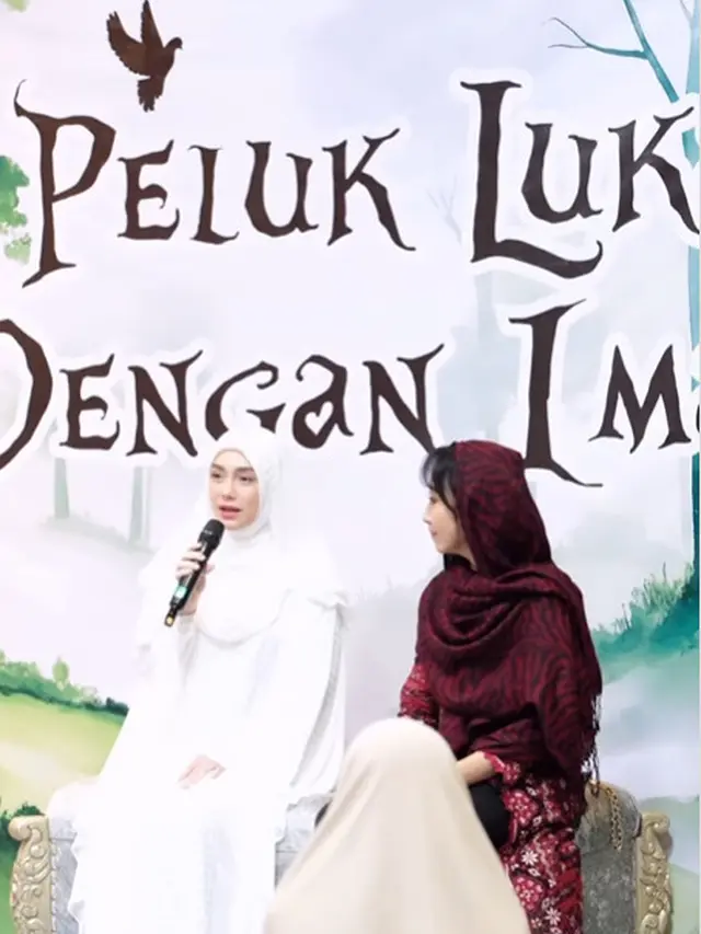 8 Potret Celine Evangelista Pakai Gamis Putih saat Jadi Bintang Tamu di Kajian Bali Muslim Festival, Angggun dan Memukau