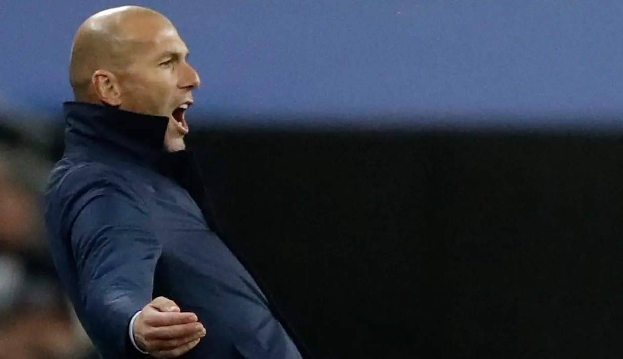 Pelatih Real Madrid, Zinedine Zidane memberi intruksi para pemainnya saat melawan Tottenham Hotspur pada matchday keempat Grup H Liga Champions di Stadion Wembley, Rabu (1/11). Madrid menelan kekalahan 1-3 dari Tottenham Hotspur. (AP/Matt Dunham)