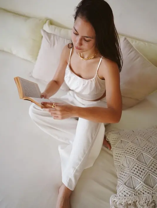 Perempuan keturunan Wales-Indonesia ini memang semakin menawan saja saat terlihat fokus membaca buku. Buku menjadi salah satu hiburan Pevita saat di waktu santai. Dengan buku, Pevita Pearce bisa melepas penat setelah disibukkand dengan pekerjaan sebagai aktris. (Liputan6.com/IG/@pevpearce)