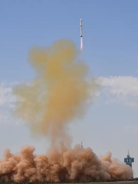 Roket pengangkut Long March-2D yang membawa satelit Gaofen-9 04 diluncurkan dari Pusat Peluncuran Satelit Jiuquan, China, Kamis (6/8/2020). China berhasil meluncurkan satelit penginderaan jauh optik baru dari Pusat Peluncuran Satelit Jiuquan pada pukul 12.01 waktu Beijing. (Xinhua/Wang Jiangbo)